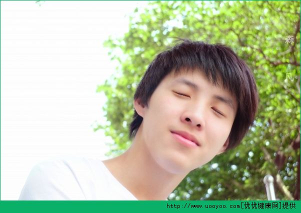 我15歲臉上長(zhǎng)了青春痘怎么辦？15歲男生長(zhǎng)痘痘怎樣治療(1)