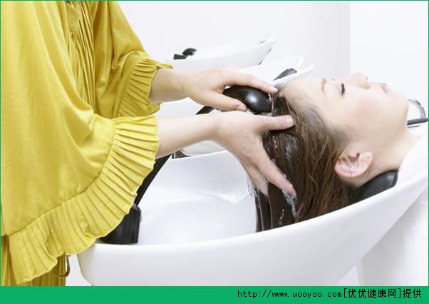 洗頭發(fā)掉頭發(fā)怎么辦？洗頭掉多少頭發(fā)算正常？(1)
