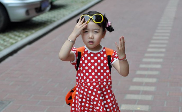 孩子不想上學(xué)一直哭該怎么辦？面對孩子分離焦慮家長怎么做？(1)