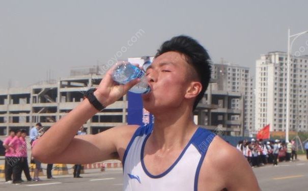 別等渴了再喝水，那么怎么喝水最健康呢？(5)