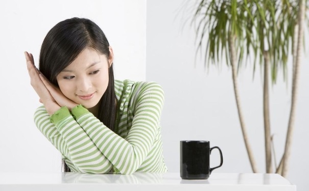 睡覺前喝水是不是一定會水腫？睡覺前怎么喝水不會水腫？(1)