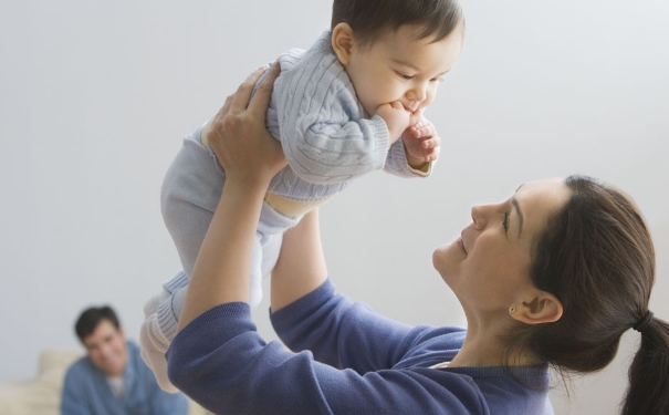 寶寶吃奶咬乳頭是怎么回事？寶寶吃奶咬乳頭怎么辦？(1)