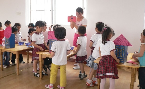 孩子入園哭鬧怎么辦？有什么方法能讓寶寶快速適應新環(huán)境？(1)