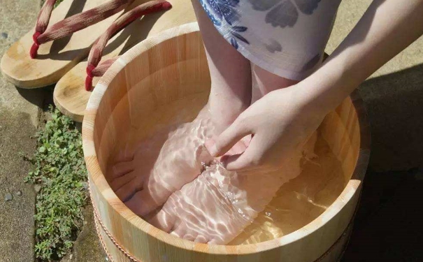 熱水泡腳的正確方法是怎樣的？怎么用熱水泡腳好？(1)