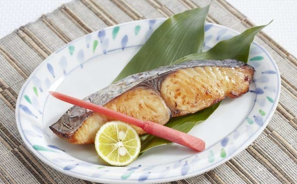 魚刺卡在喉嚨里怎么辦？被魚刺卡住喉嚨的急救方法(1)