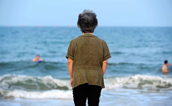 老年人小腿浮腫怎么辦？老年人為什么會小腿浮腫？(1)