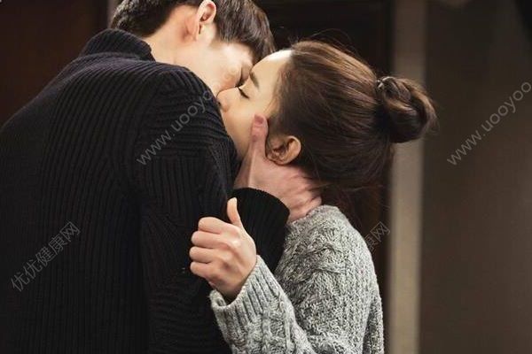 接吻時女生的生理反應是什么？接吻時女孩的生理反應有哪些？(1)