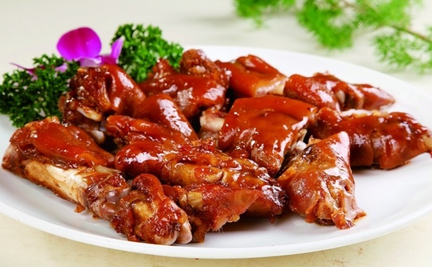 豬蹄有哪些營養(yǎng)價(jià)值有哪些？怎樣吃豬蹄養(yǎng)生效果好？(1)