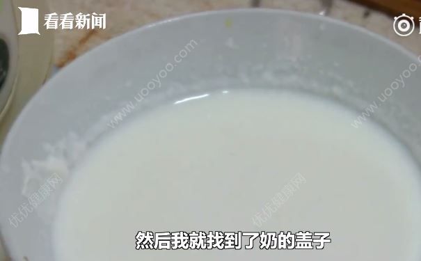 老人發(fā)現(xiàn)訂的鮮奶又酸又澀，竟是送奶工摳掉生產(chǎn)日的過期奶(3)