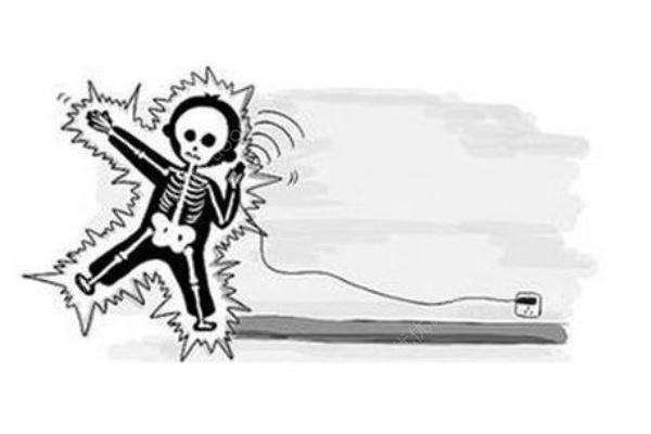 三姐弟小區(qū)水池邊玩耍身亡，疑似因觸電導(dǎo)致，觸電急救方法(3)