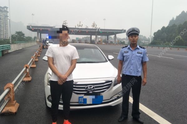 女子因大雨不敢開車，無證男友在高速路上幫忙駕駛(1)