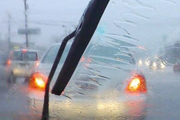 女子因大雨不敢開車，無證男友在高速路上幫忙駕駛(2)