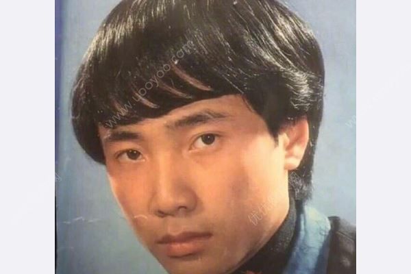 徐崢早年發(fā)型模特舊照曝光，頭發(fā)濃密發(fā)際線矚目(1)
