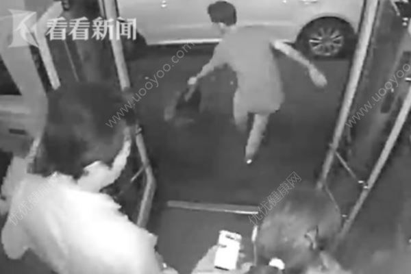 乘客胸前充電寶突然爆炸，火光四射瞬間點(diǎn)燃背包(4)