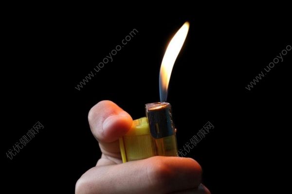北京酒仙橋地區(qū)一房屋起火，現(xiàn)場有濃煙冒出(3)