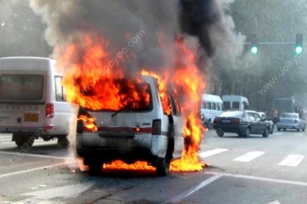 小車起火男子站一旁拍視頻，全程只解說不救火(2)