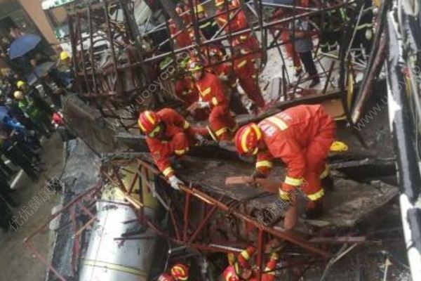 深圳發(fā)生一起雨棚坍塌事故，造成4人死亡2人受傷(2)