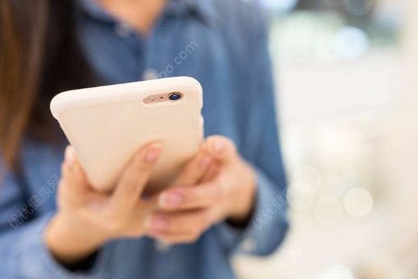 女子連打一個月手游，玩斷拇指肌腱手指不能動了(1)