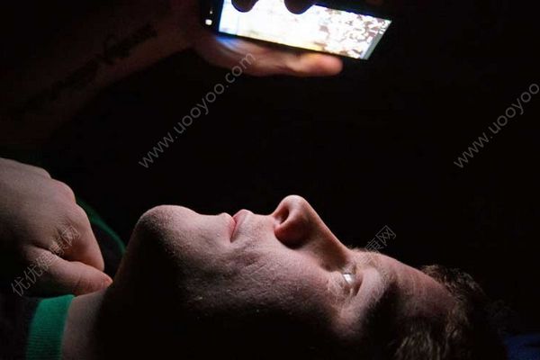 整天對著屏幕關(guān)燈玩手機，男子睡夢中被雙眼痛醒！(1)