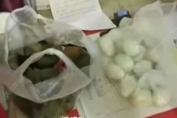 大爺坐公交時(shí)故意落下一袋粽子：謝謝各位車(chē)長(zhǎng)的照顧(2)