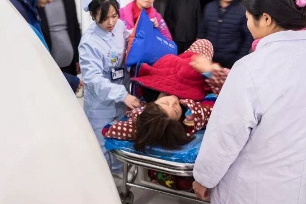 湖北一出租車燃?xì)庑孤?，致車?nèi)4名乘客全部中毒(3)