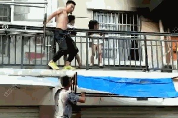 住宅突發(fā)大火，97年小伙爬樓砸窗救出2名被困女童(1)