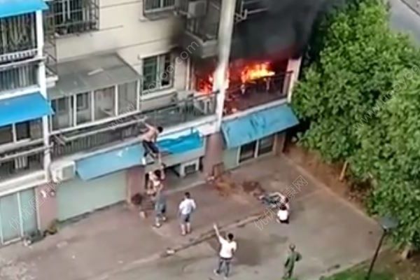 住宅突發(fā)大火，97年小伙爬樓砸窗救出2名被困女童(2)
