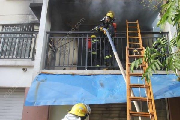 住宅突發(fā)大火，97年小伙爬樓砸窗救出2名被困女童(3)