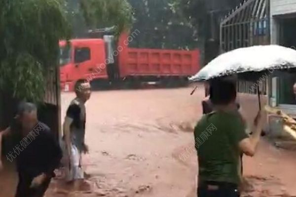 學(xué)生考試時(shí)洪水倒灌進(jìn)校園，老師合力抵校門(mén)擋洪水(2)