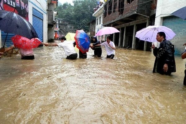 學(xué)生考試時(shí)洪水倒灌進(jìn)校園，老師合力抵校門(mén)擋洪水(3)