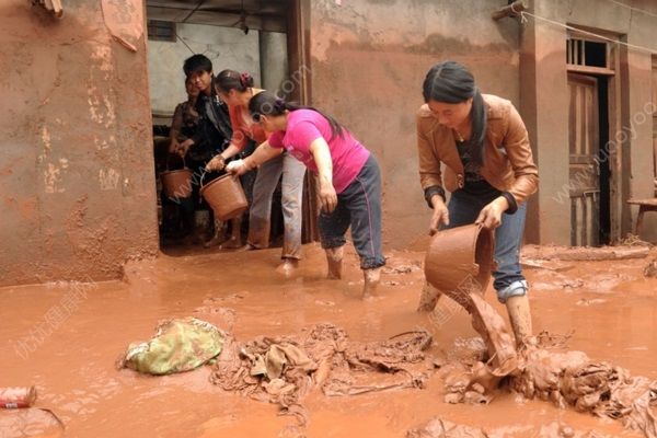 學(xué)生考試時(shí)洪水倒灌進(jìn)校園，老師合力抵校門(mén)擋洪水(4)
