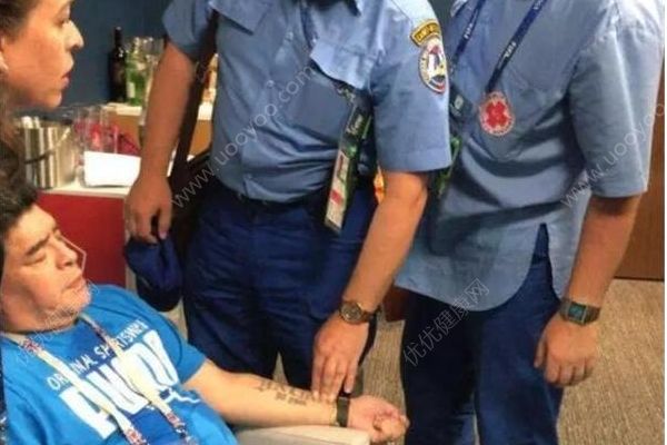 馬拉多納賽后暈倒送往醫(yī)院，賽中曾疑似發(fā)病被抬離球場(2)