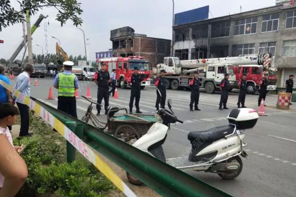 安徽境內(nèi)兩車相撞引燃民房，已致8死4傷(3)