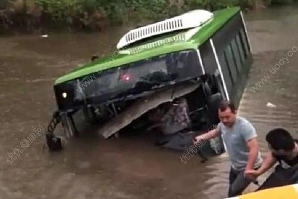 江蘇高郵一中巴車(chē)側(cè)滑落水，已致1死10傷(1)