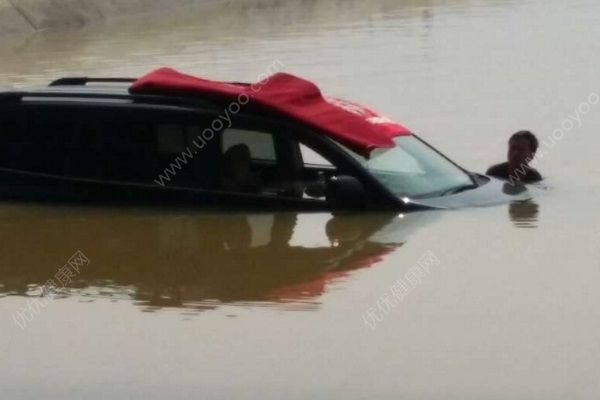 江蘇高郵一中巴車(chē)側(cè)滑落水，已致1死10傷(4)