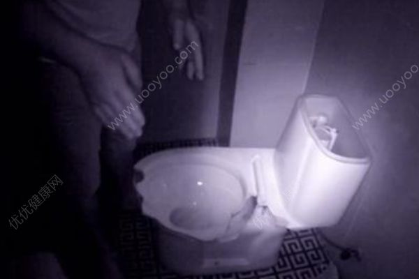 女子站馬桶上如廁被割鮮血直流，KTV要她賠馬桶錢(1)