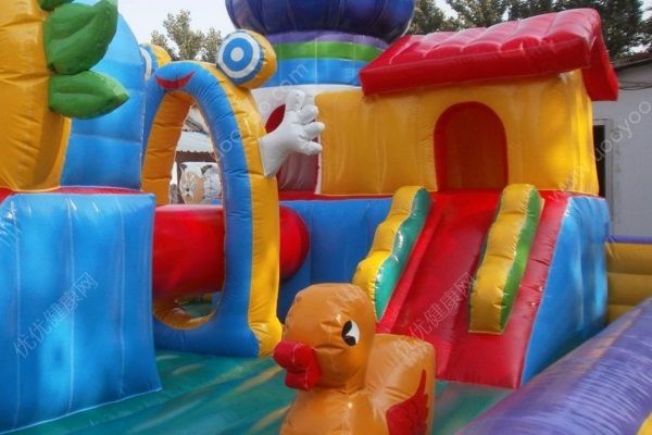 英國充氣城堡因天氣酷熱爆炸，4歲女童被彈飛身亡(2)