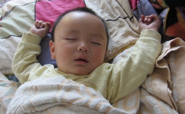 寶寶睡覺(jué)蓋多少被子合適？嬰兒睡覺(jué)蓋多少合適？(1)