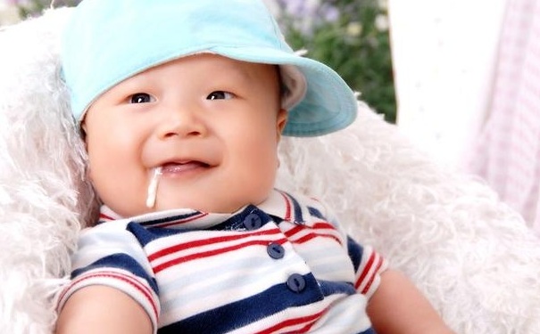 新生兒吐奶從鼻子出來怎么回事？新生兒吐奶從鼻孔出來會有事嗎？(1)