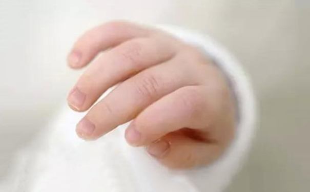 寶寶指甲上有白點是怎么回事？寶寶指甲上有白點是什么原因？(1)