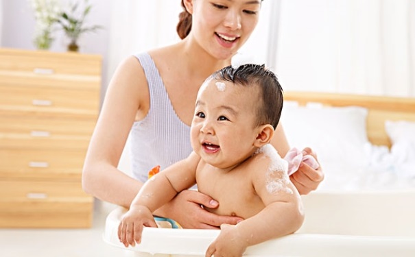 寶寶發(fā)燒怎樣物理降溫？寶寶發(fā)燒物理降溫的方法(1)