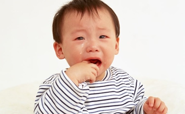 嬰兒晚上哭鬧是什么原因？寶寶晚上哭鬧是怎么回事？(1)