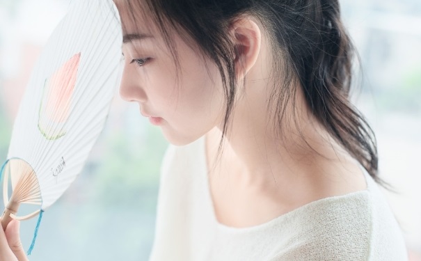 臉色發(fā)黑是什么原因？臉色發(fā)黑是什么引起的？(1)