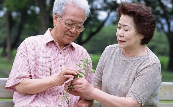 老人血糖高吃什么好？老人血糖高吃什么能降糖？(1)
