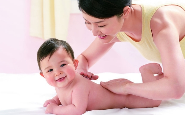 小兒感冒發(fā)燒推拿什么穴位？孩子發(fā)燒推拿手法(1)