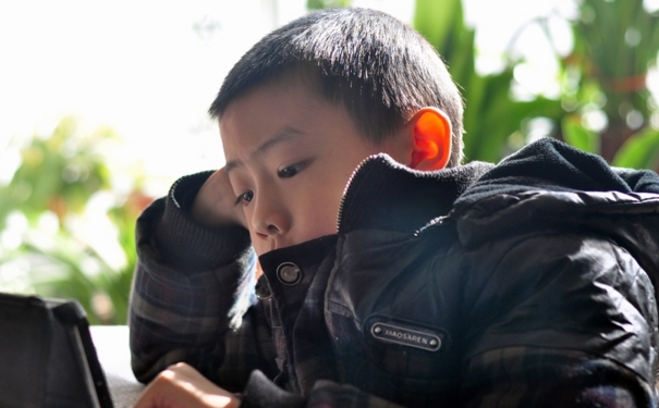 小孩耳朵紅熱怎么回事？小兒耳朵紅是怎么回事？(1)