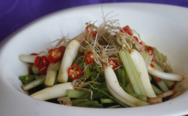 菜根都有哪些功效作用？食用菠菜的注意事項(xiàng)有哪些？(1)