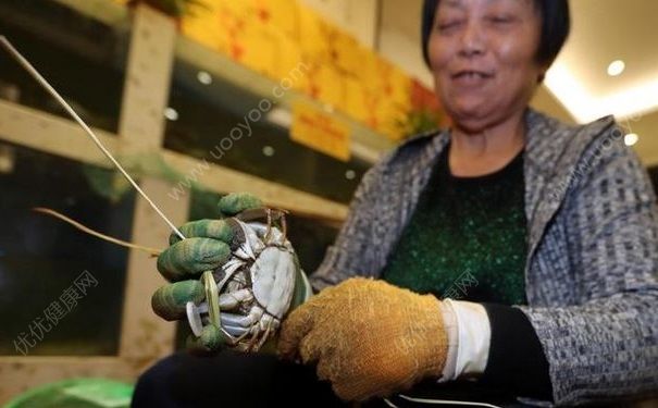 陽(yáng)澄湖大媽一天捆蟹3000只，月入上萬(wàn)元，螃蟹為什么要捆起來(lái)？(4)