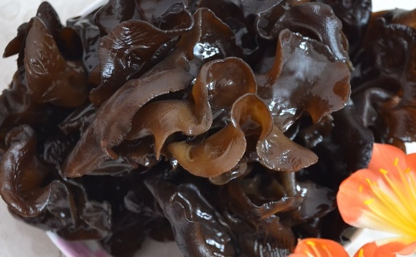 木耳泡了一天一夜還能吃嗎？木耳泡多久比較合適？(1)