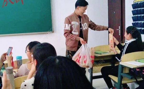 男班長(zhǎng)為全班女生買冰糖葫蘆，冰糖葫蘆有什么營(yíng)養(yǎng)價(jià)值？(1)